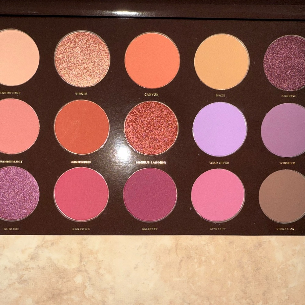 HIPDOT “Zion” eyeshadow palette - Picture 2 of 3